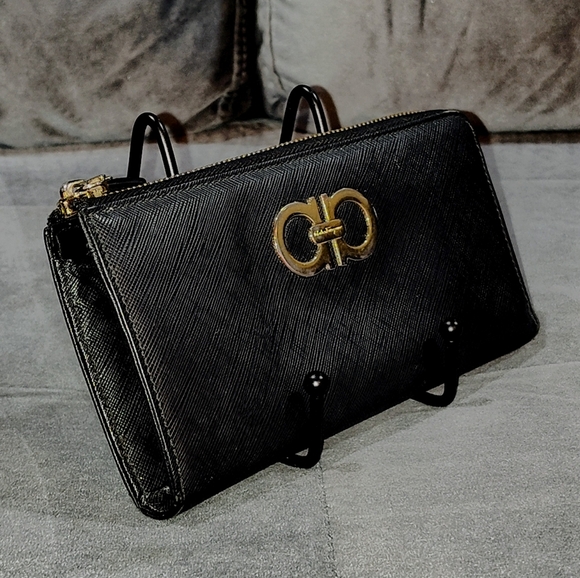 SALVATORE FERRAGAMO GANCIO BLACK SAFFIANO LEATHER ZIP AROUND LONG WALLET EUC - Picture 4 of 17